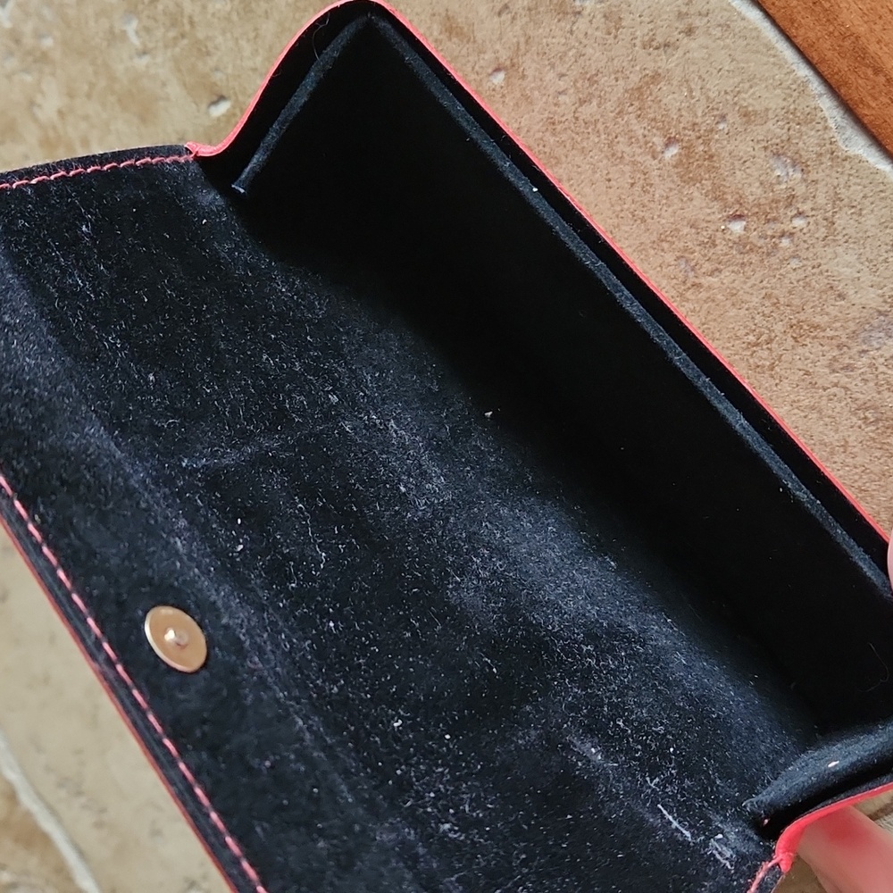 GUESS red eyeglasses holder with faux pebbled leather shell and velvet inside - Picture 5 of 7
